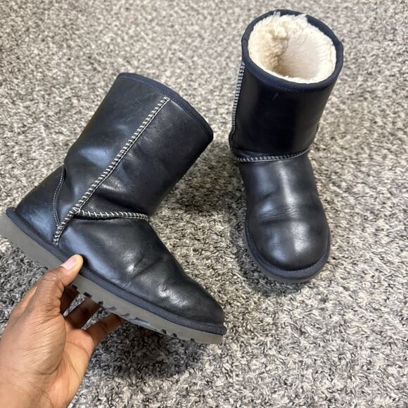 UGG Women’s Classic Short Black Leather Winter Boot Size US 6 Shearling Lined - Picture 1 of 7